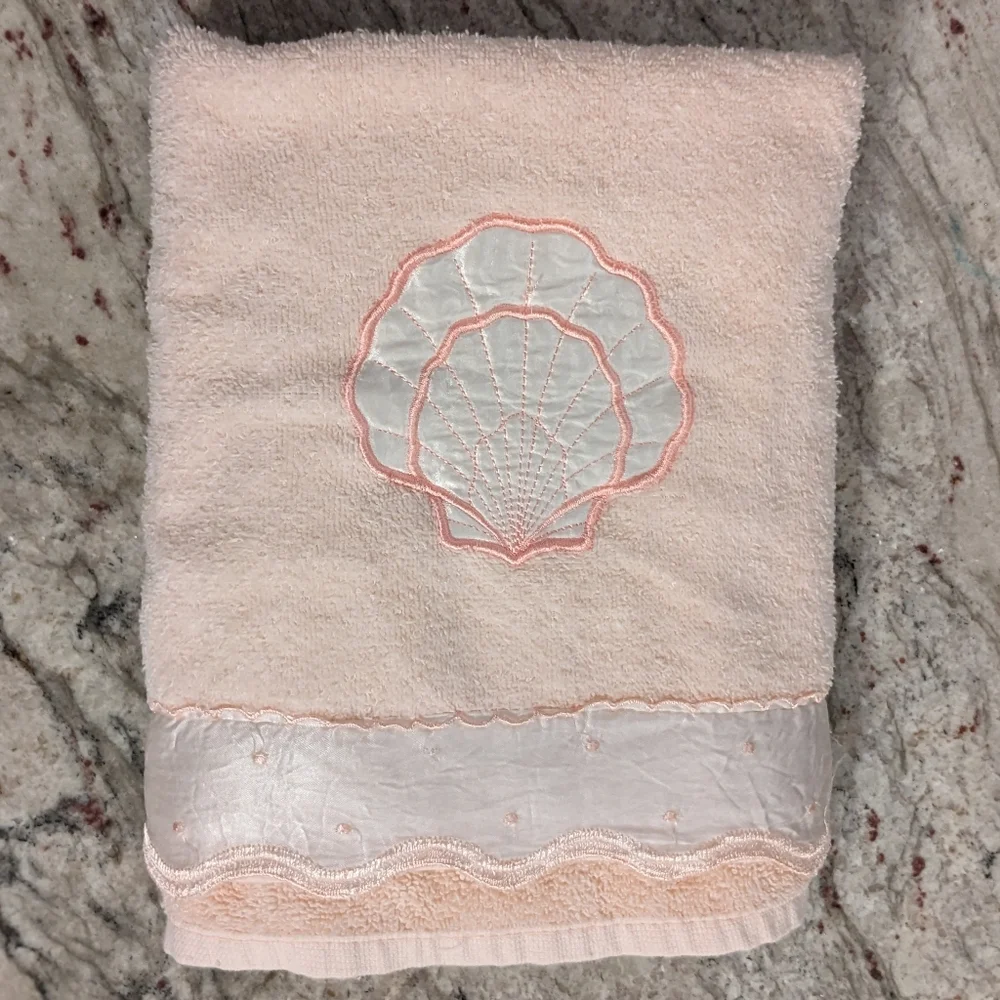 Vintage Peach Sea Shell Bath Towel Satin & Embroidered Trim Soft Scalloped EUC